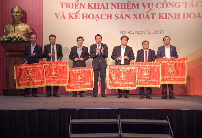 Đại diện lãnh đạo Tổng công ty Thuốc lá Việt Nam trao tặng Cờ thi đua cho các tập thể có thành tích xuất sắc.