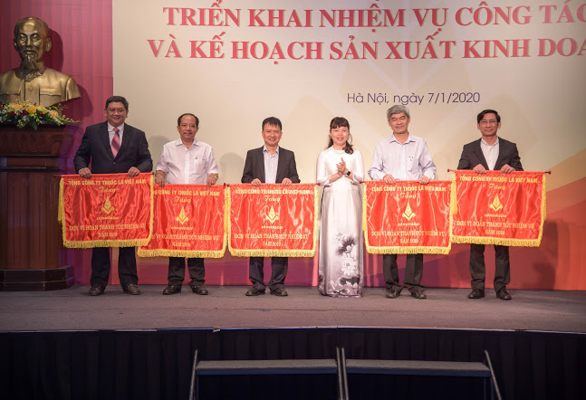 Đồng chí Trần Thị Hoàng Mai - Phó Bí thư thường trực Đảng ủy Tổng công ty Thuốc lá Việt Nam trao Cờ thi đua cho các tập thể có thành tích xuất sắc.