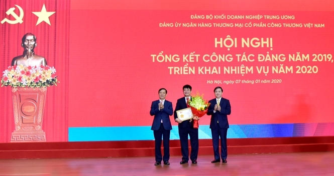 Phó Bí thư thường trực Đảng ủy Khối DNTW Phạm Tấn Công và Chủ tịch HĐQT VietinBank Lê Đức Thọ trao tặng Kỷ niệm chương cho đồng chí Trần Kiên Cường.