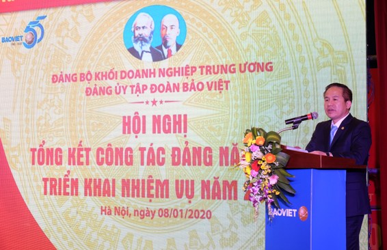 Đồng chí Đào Đình Thi - Ủy viên Ban Chấp hành Đảng bộ Khối, Bí thư Đảng ủy, Chủ tịch HĐQT Tập đoàn Bảo Việt báo cáo hoạt động công tác Đảng năm 2019 tại Hội nghị.