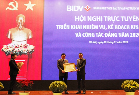 Thống đốc NHNN Lê Minh Hưng trao Huân chương Lao động hạng Nhì cho cá nhân.