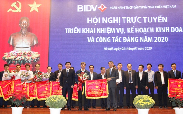 Thống đốc NHNN Lê Minh Hưng và Chủ tịch HĐQT BIDV Phan Đức Tú trao tặng Cờ thi đua cho các tập thể có thành tích xuất sắc.