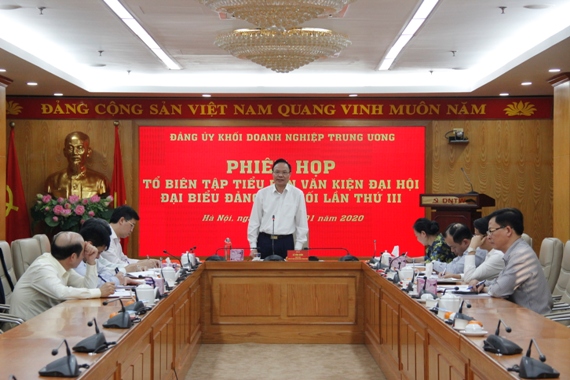 Đồng chí Lê Văn Châu – Phó Bí thư Đảng ủy Khối, Phó Trưởng Tiểu ban Văn kiện  phát biểu chỉ đạo tại phiên họp