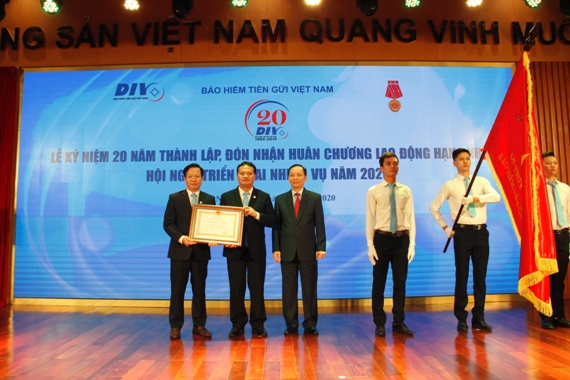 Phó Thống đốc Đào Minh Tú trao Huân chương Lao động hạng Nhì cho BHTGVN.