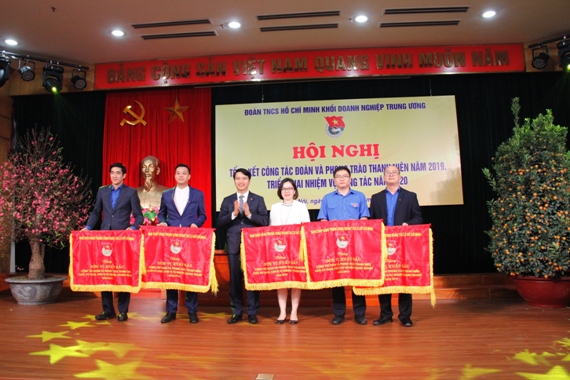 Đ/c Nguyễn Ngọc Lương - Bí thư Ban Chấp hành Trung ương Đoàn TNCS Hồ Chí Minh, Chủ tịch Hội đồng Đội Trung ương trao cờ các đơn vị xuất sắc trong công tác đoàn và phong trào thanh niên năm 2019.