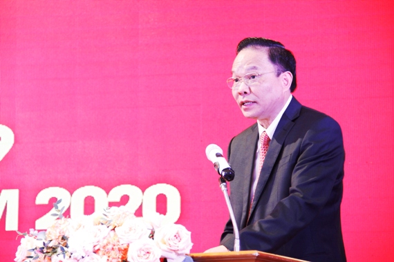 Đ/c Lê Văn Châu trình bày tóm tắt dự thảo Nghị quyết công tác năm 2020 của Đảng ủy Khối Doanh nghiệp Trung ương.