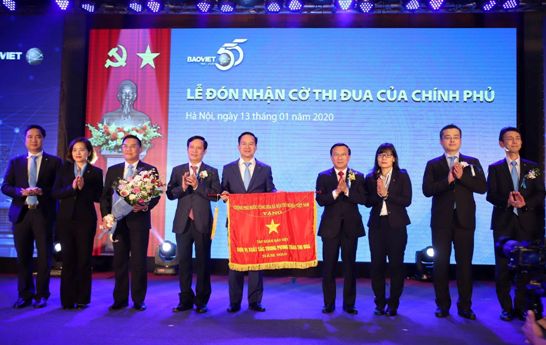 Tập đoàn Bảo Việt đón nhận Cờ thi đua của Chính phủ.