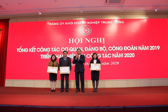 Đồng chí Lê Văn Châu - Phó Bí thư Đảng ủy Khối tặng Bằng khen cho các cá nhân đạt danh hiệu 