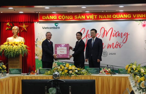 Đồng chí Trần Quốc Vượng - Ủy viên Bộ chính trị, Thường trực Ban Bí thư Trung ương Đảng tặng quà cho tập thể Ban lãnh đạo và CBNV Vietcombank.