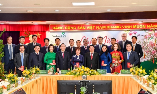 chụp hình lưu niệm cùng các đ/c lãnh đạo Đảng ủy Khối DNTW, Ngân hàng Nhà nước Việt Nam và Ban Lãnh đạo Vietcombank
