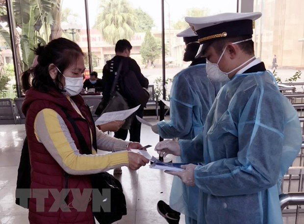 Tại cửa khẩu Móng Cái, cán bộ Kiểm dịch Y tế Quốc tế Quảng Ninh tăng cường giám sát khách nhập cảnh. 