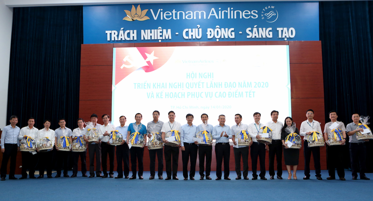 Lãnh đạo TCT trao quà Tết 2020 cho các đơn vị tại khu vực Tân Sơn Nhất. 