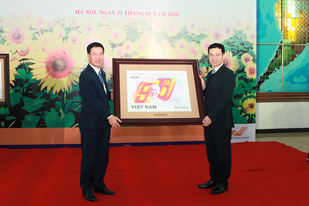 Đại diện lãnh đạo Bộ Thông tin và Truyền thông trao quà lưu niệm là bức tranh tem  tặng Ban Tuyên giáo Trung ương.