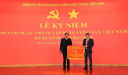 Tặng Cờ thi đua của Đảng ủy Khối Doanh nghiệp Trung ương cho 1 Đảng bộ tiêu biểu.