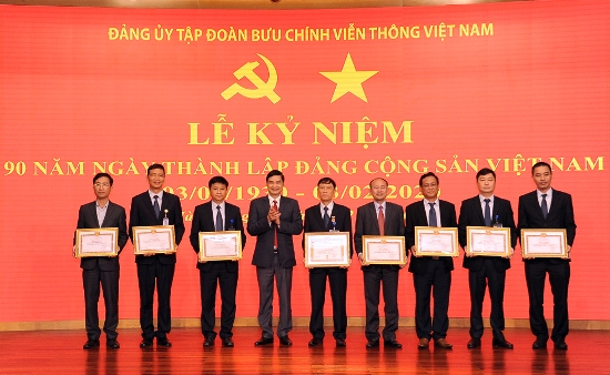 tặng Bằng khen cho 7 đồng chí thuộc Đảng bộ Tập đoàn đã đạt danh hiệu Đảng viên “hoàn thành xuất sắc nhiệm vụ” 5 năm (2015 - 2019).