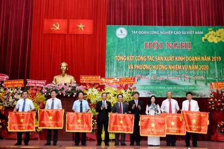 Đồng chí Trần Ngọc Thuận – Bí thư Đảng ủy, Chủ tịch HĐQT VRG trao Cờ thi đua của VRG cho các đơn vị xuất sắc năm 2019