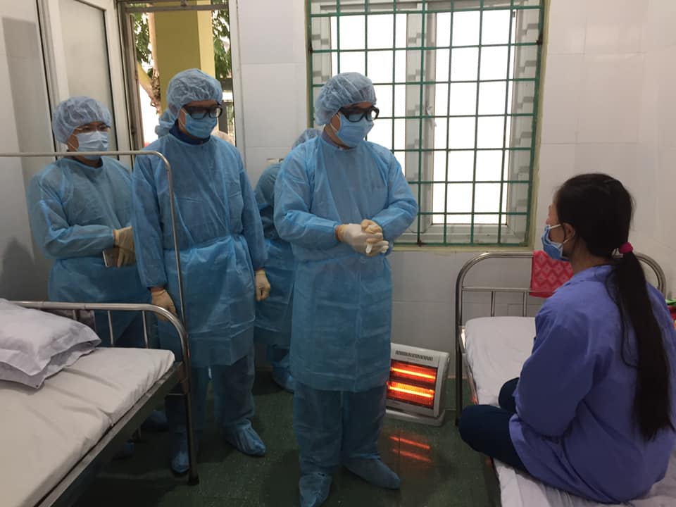 PGS.TS Lương Ngọc Khuê thăm, động viên bệnh nhân dương tính với nCoV đang điều trị tại phòng cách ly đặc biệt của Trung tâm y tế huyện Bình Xuyên, Vĩnh Phúc.