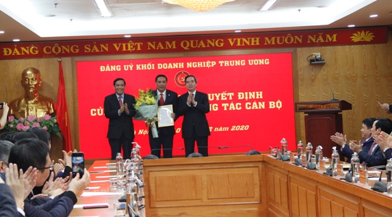 Đồng chí Nguyễn Văn Bình và đồng chí Nguyễn Thanh Bình chúc mừng đồng chí Hoàng Giang
