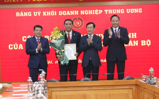 Các đồng chí Thường trực Đảng ủy Khối tặng hoa và chúc mừng đồng chí Hoàng Giang.