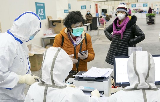 Nhân viên y tế tiếp nhận bệnh nhân tại một bệnh viện ở Vũ Hán, Trung Quốc.