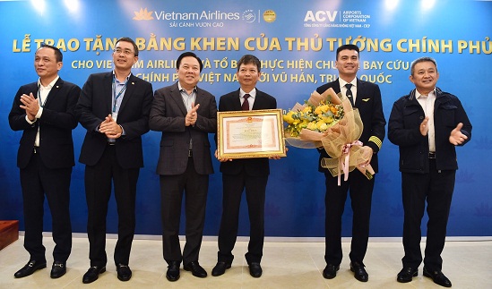 Ông Nguyễn Hoàng Anh thừa ủy quyền Thủ tướng Chính phủ trao bằng khen tặng tổ bay Vietnam Airlines thực hiện chuyến bay tới Vũ Hán.