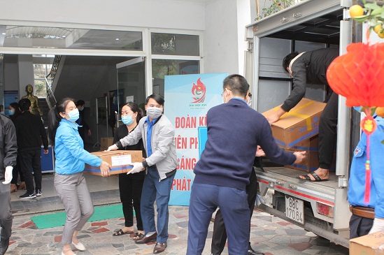 Đoàn viên thanh niên Tổng công ty vận chuyển hàng hỗ trợ đến Vĩnh Phúc.