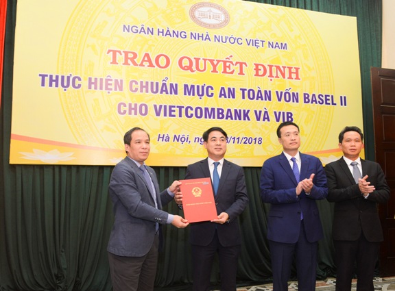 Ngân hàng Nhà nước Việt Nam trao Quyết định thực hiện chuẩn mực an toàn vốn Basel II cho Vietcombank