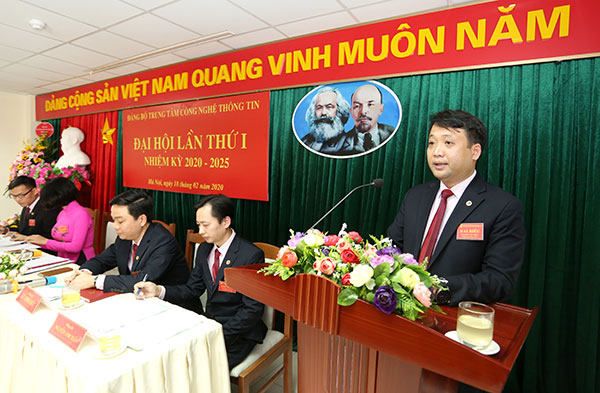 Đồng chí Phạm Lê Minh - Bí thư Đảng ủy, Giám đốc Trung tâm CNTT báo cáo kết quả thực hiện nhiệm vụ, nhiệm kỳ 2015 - 2020.