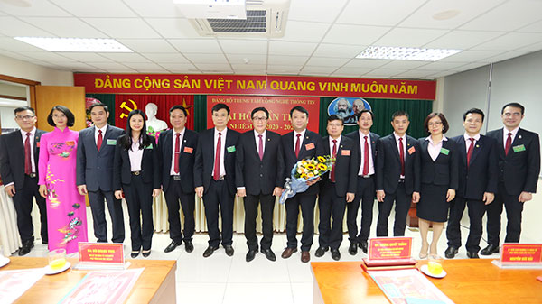 Các đại biểu dự Đại hội tặng hoa chúc mừng BCH Đảng bộ Trung tâm CNTT, nhiệm kỳ 2020 - 2025.