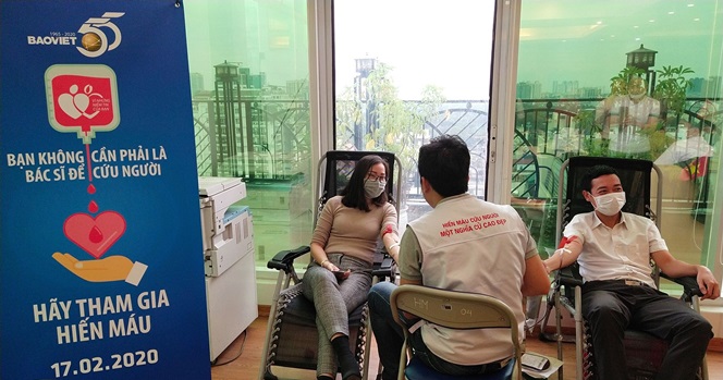 Trong thời điểm dịch bệnh do virus Covid-19, lượng máu dự trữ tại Ngân hàng máu đang khan hiếm, các cán bộ nhân viên Tập đoàn Bảo Việt đã chung tay cùng cộng đồng tham gia hiến máu tình nguyện.