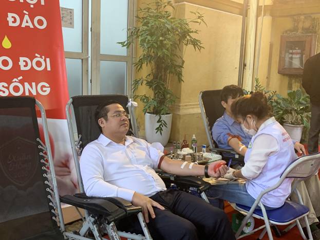 Tổng Giám đốc Tập đoàn Hóa chất Việt Nam Phùng Quang Hiệp tham gia hiến máu.