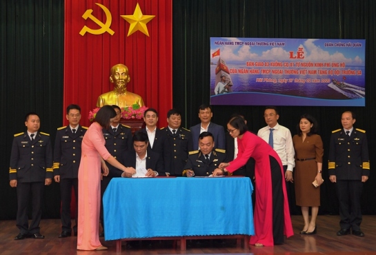 Đại diện lãnh đạo VCB và Quân chủng Hải quân ký biên bản bàn giao 3 xuồng CQ-01.