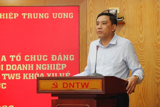 đồng chí Hoàng Giang - Phó Bí thư Đảng ủy Khối Doanh nghiệp Trung ương, Chủ nhiệm Đề án báo cáo đề dẫn tại Hội thảo.