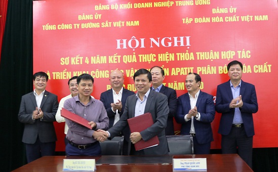 Lãnh đạo Tập đoàn Hóa chất Việt Nam và Tổng công ty Đường sắt Việt Nam ký kết Thỏa thuận hợp tác vận chuyển năm 2020.