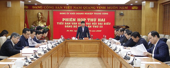 Đồng chí Y Thanh Hà Niê Kđăm - Bí thư Đảng ủy Khối, Trưởng Tiểu ban Văn kiện chủ trì phiên họp.
