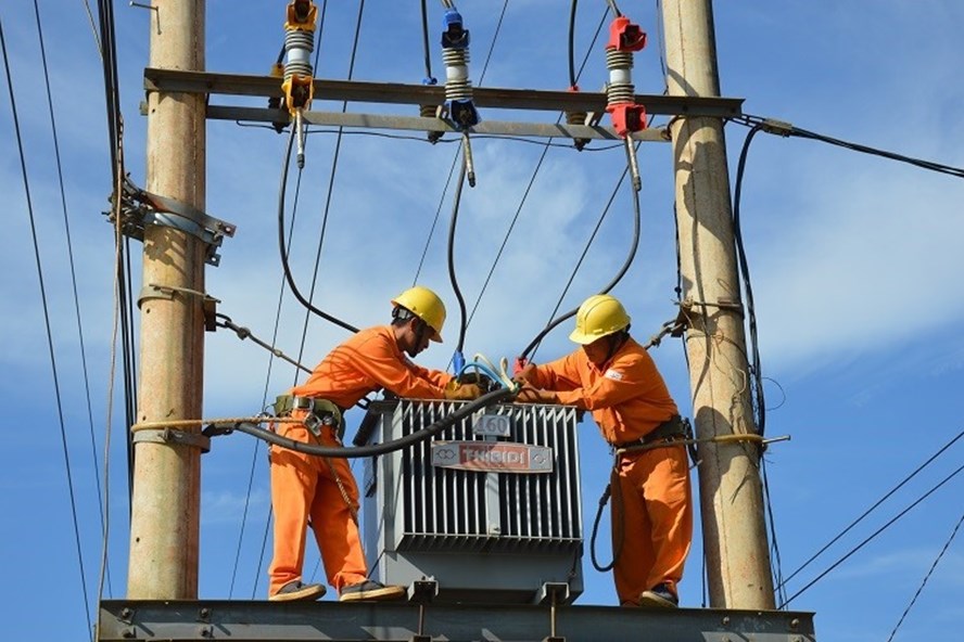 Nhân viên Công ty Điện lực Đắk Nông kiểm tra hệ thống điện trên địa bàn.