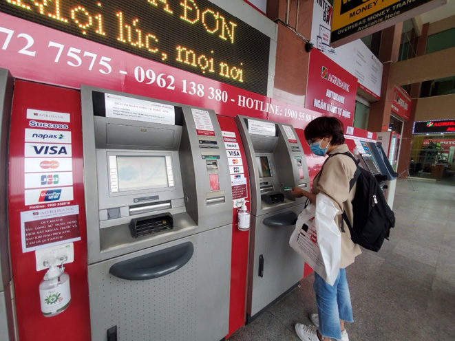Nhiều ngân hàng đã trang bị nước rửa tay sát khuẩn tại các điểm rút tiền ATM.