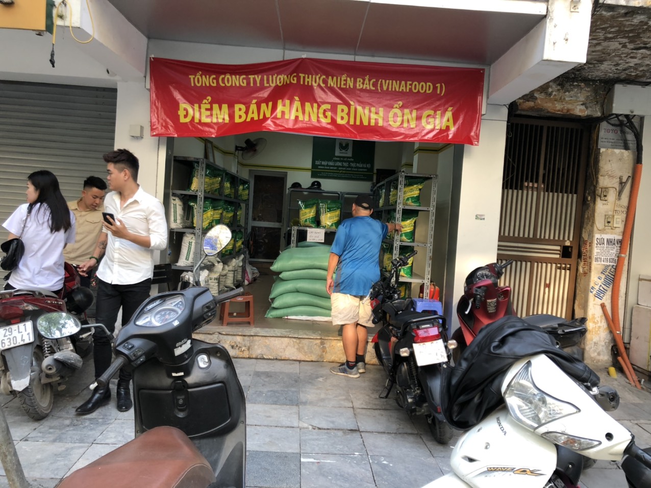 Một cửa hàng bán gạo bình ổn giá của Vinafood1 tại 36 Nguyễn Hữu Huân, Hoàn kiếm Hà Nội. 