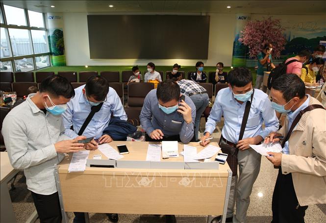 Hành khách làm thủ tục khai báo y tế tại bộ phận kiểm dịch Sân bay quốc tế Nội Bài. Ảnh: TTXVN.