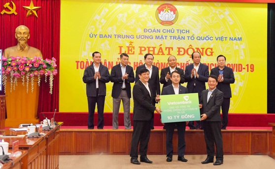 Thủ tướng Nguyễn Xuân Phúc và các đại biểu chứng kiến Ngân hàng TMCP Ngoại thương Việt Nam (Vietcombank) ủng hộ 10 tỷ cho công tác phòng, chống dịch COVID-19.