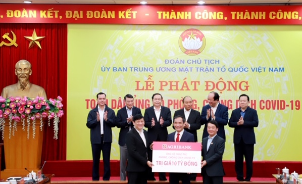 Thủ tướng Nguyễn Xuân Phúc và các đại biểu chứng kiến Agribank ủng hộ 10 tỷ cho công tác phòng, chống dịch COVID-19.