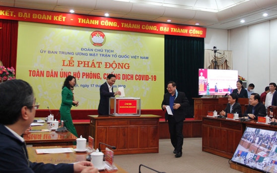 Đồng chí Lê Văn Châu - Phó Bí thư Đảng ủy Khối Doanh nghiệp Trung ương ủng hộ phòng, chống dịch COVID-19.