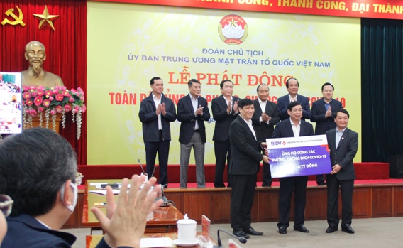 Thủ tướng Nguyễn Xuân Phúc và các đại biểu chứng kiến BIDV ủng hộ 10 tỷ cho công tác phòng, chống dịch COVID-19.