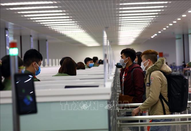 Hành khách làm thủ tục nhập cảnh tại sân bay quốc tế Nội Bài. 