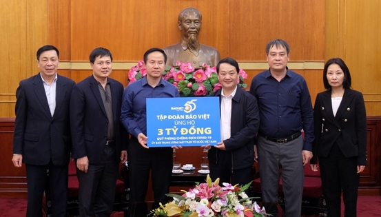 Chủ tịch HĐQT Tập đoàn Bảo Việt Đào Đình Thi đại diện cho Tập đoàn trao 3 tỷ đồng ủng hộ Quỹ phòng chống dịch Covid-19.