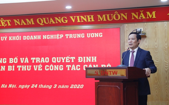 Đồng chí Phạm Tấn Công - Phó Bí thư thường trực Đảng ủy Khối phát biểu giao nhiệm vụ.