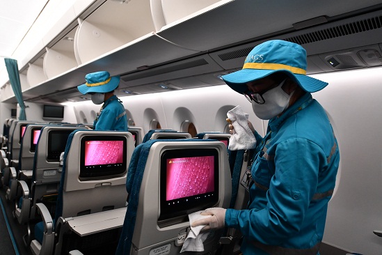 Sau khi phun khử trùng, toàn bộ tàu bay được lau chùi vệ sinh bằng khăn và dung dịch chuyên dụng Netbiokem DSAM theo tiêu chuẩn của Boeing, Airbus.
