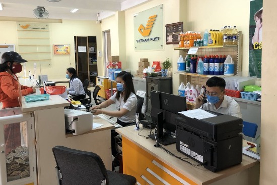 CBCNV, người lao động trên toàn mạng lưới của Bưu điện Việt Nam được trang bị đầy đủ khẩu trang, nước sát khuẩn tại nơi làm việc.