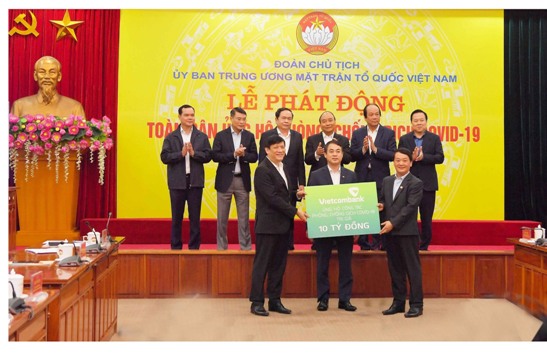 Thủ tướng Nguyễn Xuân Phúc và các đại biểu chứng kiến Vietcombank ủng hộ 10 tỷ đồng cho công tác phòng, chống COVID-19.
