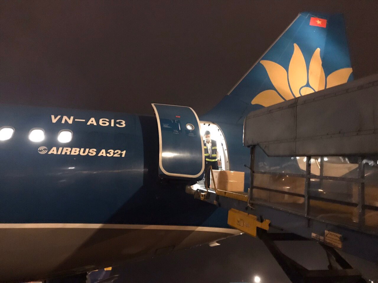 Chuyến bay vận chuyển các trang thiết bị y tế khác do Chính phủ và nhân dân Việt Nam viện trợ Chính phủ và nhân dân Lào.